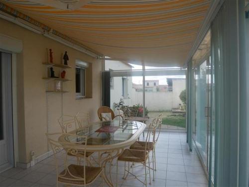 une salle à manger avec une table et des chaises en verre dans l'établissement La grande vigne de Boisvinet, à Saint-Hilaire-de-Riez