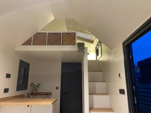 Cuisine ou kitchenette dans l'établissement Tiny house with sauna & jacuzzi near Amsterdam