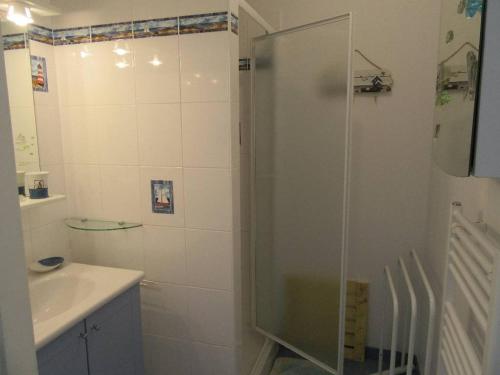 une salle de bain avec douche et lavabo dans l'établissement La maison bleue de Sion, à Saint-Hilaire-de-Riez