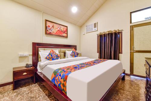 een slaapkamer met een groot bed in een kamer bij FabHotel Resort Royal Garden Retreat in Mount Ābu