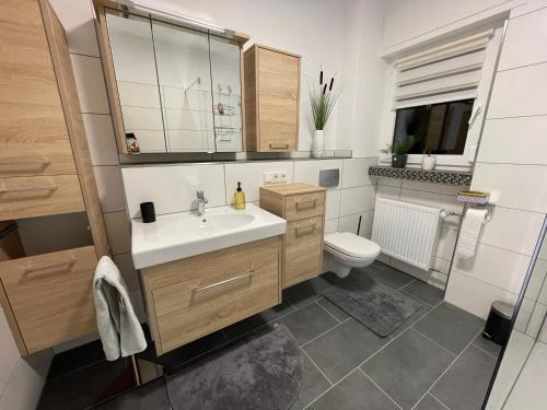 a bathroom with a sink and a toilet at Ferienwohnung Waldeck in Losheim