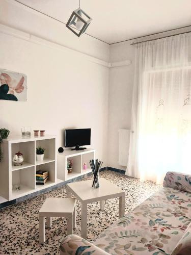 a white living room with a couch and a table at Casa Lodi Casavacanze in Eboli