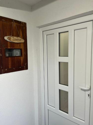 a door in a room with a sign on the wall at Apartmani Doksas Degurić in Belić