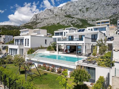 Veliko BrdoにあるFerienhaus Komplex - Villa Amelie - Makarska Exklusivの山前スイミングプール付き住宅