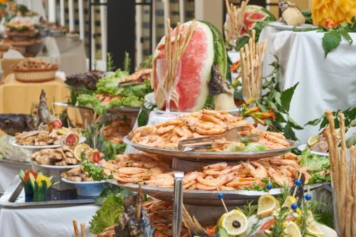een buffet met veel gerechten op tafel bij Seaden Sea World Resort & Spa in Kizilagac
