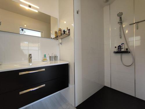 une salle de bain avec un lavabo et une douche dans l'établissement La moderna de la Pège, à Saint-Hilaire-de-Riez
