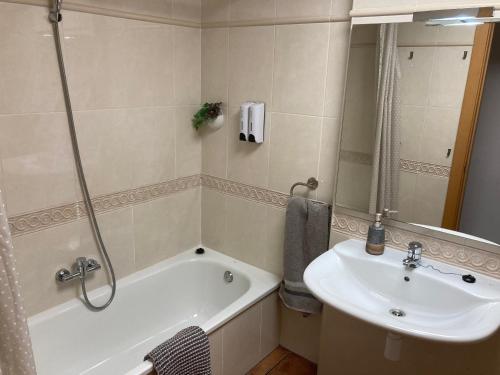 y baño con bañera, lavamanos y ducha. en Roshi's Home, en Sant Jaume d'Enveja