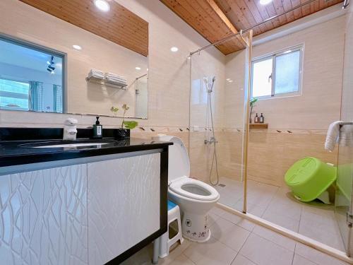 une salle de bain avec une douche, des toilettes et un lavabo dans l'établissement 旅人之宿Traveler Inn依預定人數開放房間數, à Hualien