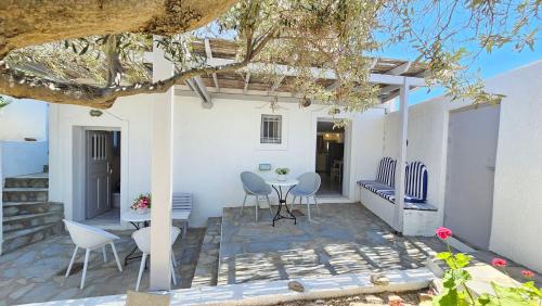 Μπαλκόνι ή βεράντα στο Rinio Guesthouse in Adamas