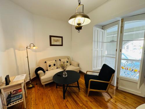 ein Wohnzimmer mit Sofa und Tisch in der Unterkunft La Casa de María Pita in A Coruña