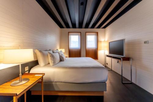 a hotel room with a bed and a tv at Atrio in Cáceres
