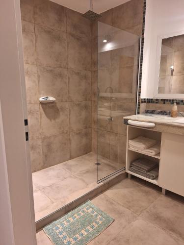 a bathroom with a shower with a glass door at Confortabile Apart in San Fernando del Valle de Catamarca
