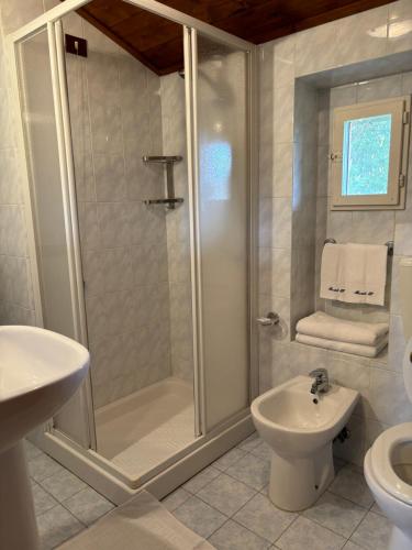 La salle de bains est pourvue d'une douche, de toilettes et d'un lavabo. dans l'établissement Agriturismo Fuccioli II, à Carmignano
