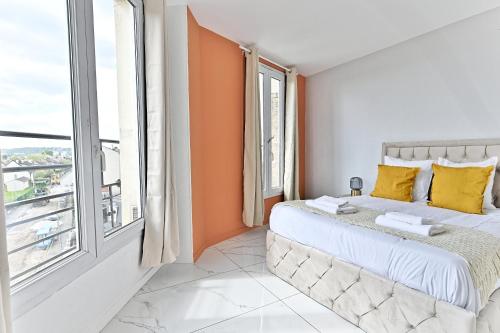 une chambre avec un lit et une grande fenêtre dans l'établissement Appartement paisible en banlieue parisienne, à Gagny