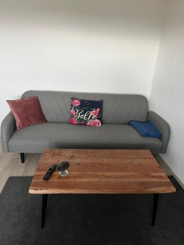 a living room with a couch and a coffee table at Ferienwohnung Bettina in Bad Staffelstein