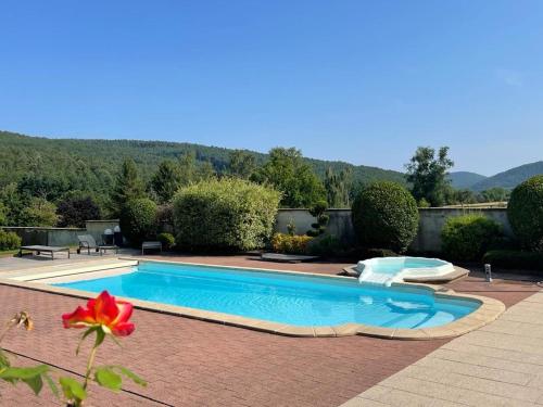 une piscine au milieu d'une cour dans l'établissement La Rose des Vents - Appartement avec Terrasse, Piscine et Parking, à Lautenbach