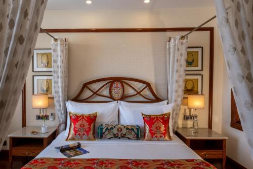 - une chambre avec un lit, 2 tables et 2 lampes dans l'établissement The Grand Dragon Ladakh, à Leh