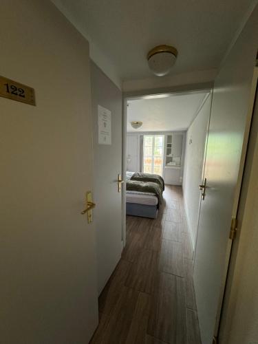 pasillo con habitación con cama y puerta en Lake View Double Room en Därligen