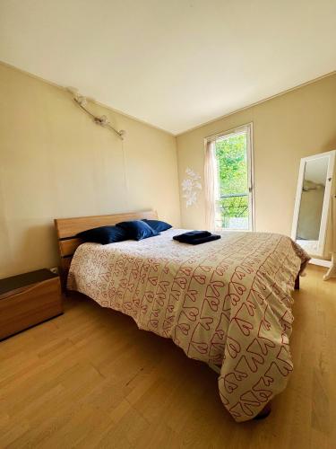 a bedroom with a bed and a window at 6 à la Maison! de Paris à Disney in Champs-Sur-Marne