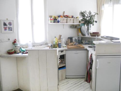 - une petite cuisine avec des comptoirs et des placards blancs dans l'établissement Charmante Maison de Pêcheur à Trouville sur Mer, à Trouville-sur-Mer