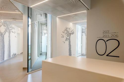 a room with a table and a wall with numbers on it at ONOMO ALLURE ABIDJAN BAOBAB in Abidjan