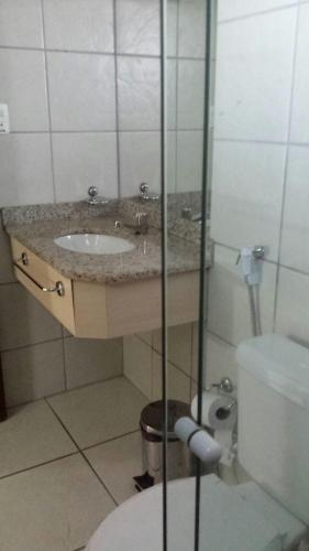 y baño con lavabo y aseo. en Flat Particular em Ponta Negra, en Natal
