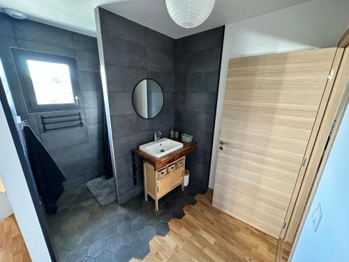 a bathroom with a sink and a mirror at Chambre privée au calme - Proche gare - Parking gratuit in Le Gond