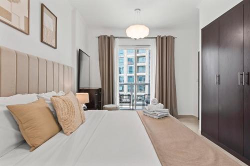Кровать или кровати в номере Class Home-Stunning 1BR Apartment with full Burj Khalifa View-5min walk to Dubai Mall