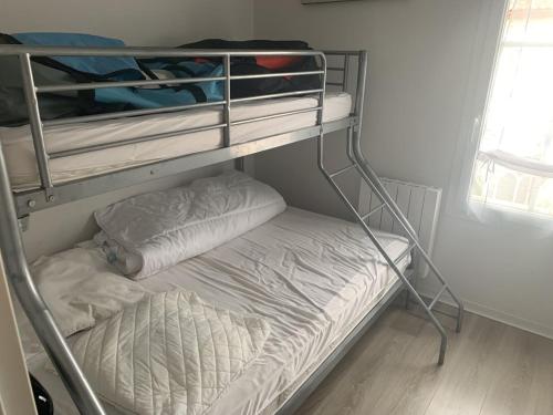quelques lits superposés dans une chambre dans l'établissement La Loubine de La Parée, à Bretignolles-sur-Mer