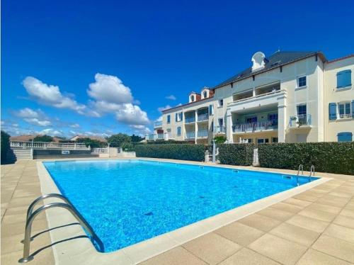 une grande piscine devant un immeuble dans l'établissement La Loubine de La Parée, à Bretignolles-sur-Mer
