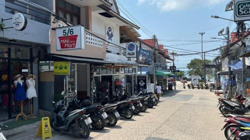 a row of motorcycles parked in front of a street at Minimal2 MaeHaad in Ko Tao