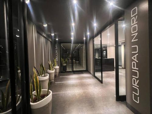 Espacio Chic في سانتا كروز دي لا سيرا: مدخل مع نباتات الفخار في مبنى