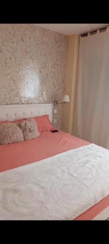 Schlafzimmer mit einem Bett mit einer roten und weißen Decke in der Unterkunft Piso en Estación de buses in Granada