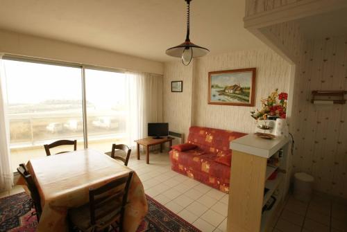 un salon avec un canapé et une table dans l'établissement Le pavois de la mer, à Saint-Hilaire-de-Riez