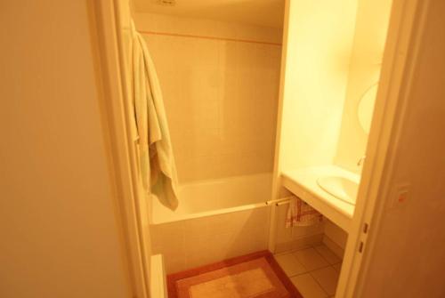 une salle de bain avec une baignoire, un lavabo et une douche dans l'établissement Le pavois de la mer, à Saint-Hilaire-de-Riez