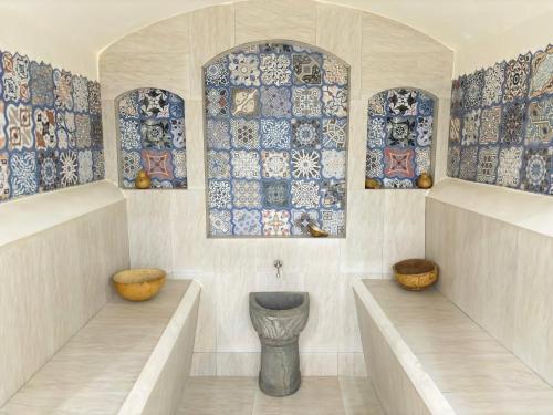 La salle de bains est pourvue de toilettes et de vitraux. dans l'établissement Medina Baye Résidence Boutique Hôtel, à Kaolack