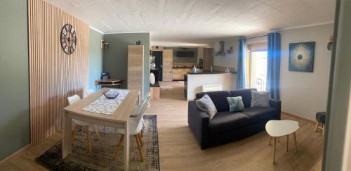 un salon avec un canapé et une table dans l'établissement GITE LAC DE SAINT CASSIEN, à Montauroux