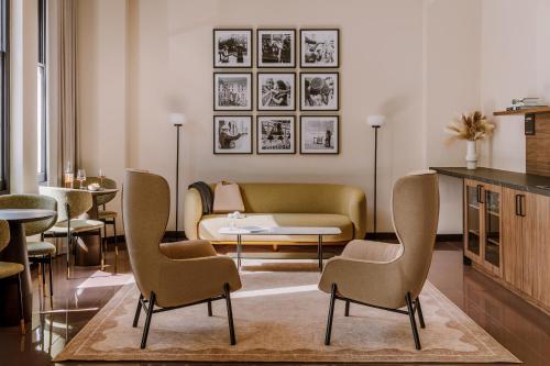 uma sala de estar com duas cadeiras e um sofá em Sonder The Gilbert em Londres