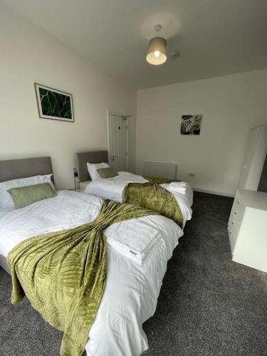 2 letti sono disposti in una camera di Coastal Tyneside Flat a Westoe