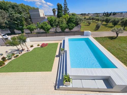 uma vista superior de uma piscina num quintal em B&B Villa Noemi em Porto Cesareo