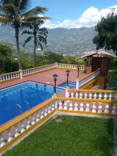 uma grande piscina com uma cerca em redor em Villa Yolanda em Girardota