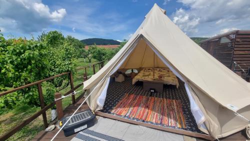 namiot z łóżkiem i dywanem w obiekcie Calla Retreat w mieście Vezenkovo
