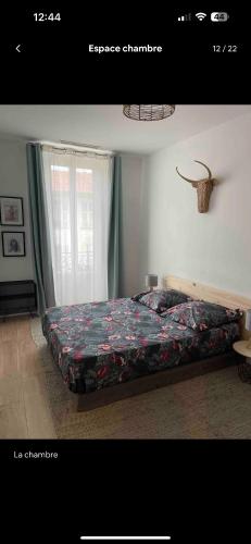 une chambre avec un lit et une fenêtre dans l'établissement Ultra central, air conditionned, very quiet!, à Nice