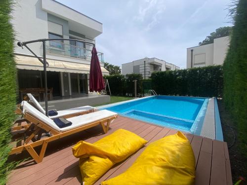 Basen w obiekcie Villa with private pool lub w pobliżu