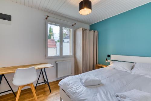 - une chambre avec un lit, un bureau et une fenêtre dans l'établissement Céline - Belle Maison moderne, à Le Petit-Quevilly