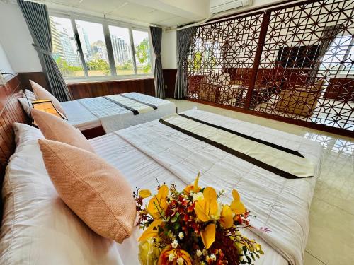 - une chambre avec 2 lits fleuris dans l'établissement Phòng khách sạn 3 sao, à Nha Trang