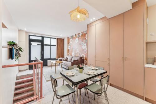 un salon avec une table et des chaises dans l'établissement Appartement élégant -Roquette -6pers, à Paris