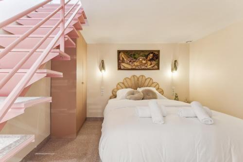une chambre avec un lit blanc et un escalier rose dans l'établissement Appartement élégant -Roquette -6pers, à Paris