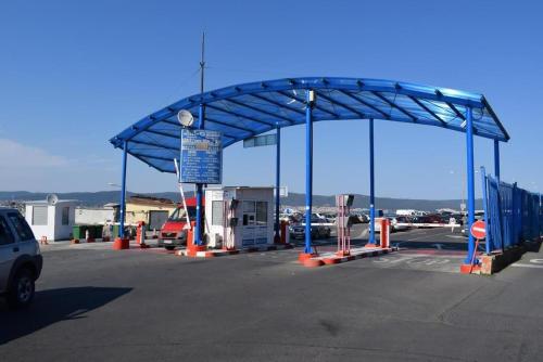 Stacja benzynowa z niebieską przykrywką na parkingu w obiekcie Guest House Lilly w Nesebarze
