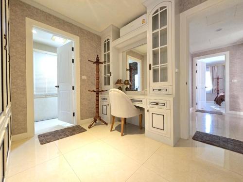 a home office with a desk and a chair at Nusa chivani pool villa najomtien with 4 bedrooms ณุศา ชิวานี พลูวิลล่า 4 ห้องนอน นาจอมเทียน in Na Jomtien